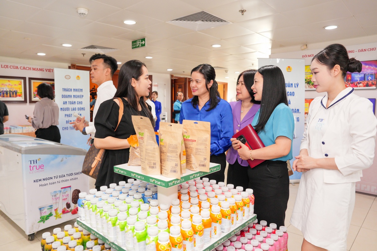 các đại biểu cũng tham quan nhiều gian hàng giới thiệu sản phẩm, dịch vụ dành cho đoàn viên công đoàn các đại biểu cũng tham quan nhiều gian hàng giới thiệu sản phẩm, dịch vụ dành cho đoàn viên công đoàn