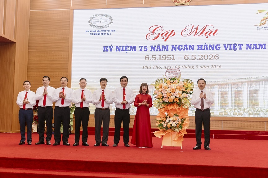 Đồng chí Phan Trọng Tấn - Phó Chủ tịch UBND tỉnh Phú Thọ tặng hoa chúc mừng Ngành Ngân hàng Nhà nước Khu vực 4. Đồng chí Phan Trọng Tấn - Phó Chủ tịch UBND tỉnh Phú Thọ tặng hoa chúc mừng Ngành Ngân hàng Nhà nước Khu vực 4.