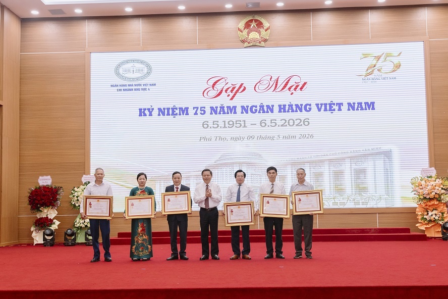 Thừa ủy quyền của Chủ tịch nước, đồng chí Phan Trọng Tấn - Phó Chủ tịch UBND tỉnh Phú Thọ trao Huân chương Lao động tặng các cá nhân. Thừa ủy quyền của Chủ tịch nước, đồng chí Phan Trọng Tấn - Phó Chủ tịch UBND tỉnh Phú Thọ trao Huân chương Lao động tặng các cá nhân.