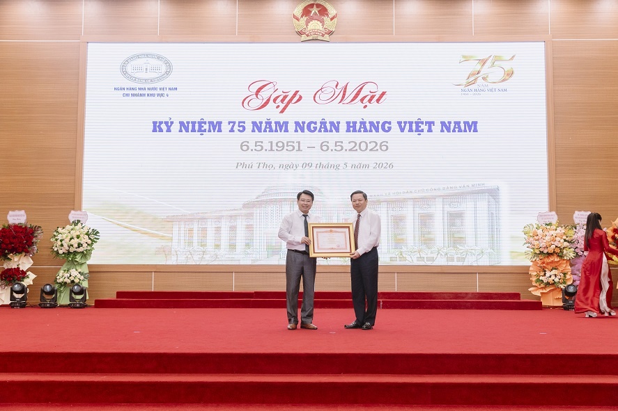 Thừa ủy quyền của Thủ tướng Chính phủ, đồng chí Phan Trọng Tấn - Phó Chủ tịch UBND tỉnh Phú Thọ trao Bằng khen tặng cá nhân có thành tích xuất sắc. Thừa ủy quyền của Thủ tướng Chính phủ, đồng chí Phan Trọng Tấn - Phó Chủ tịch UBND tỉnh Phú Thọ trao Bằng khen tặng cá nhân có thành tích xuất sắc.