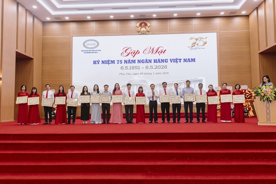 Thừa ủy quyền của Chủ tịch UBND tỉnh Phú Thọ, đồng chí Phó Chủ tịch UBND tỉnh Phan Trọng Tấn trao Bằng khen tặng các tập thể, cá nhân có thành tích xuất sắc trong quá trình công tác. Thừa ủy quyền của Chủ tịch UBND tỉnh Phú Thọ, đồng chí Phó Chủ tịch UBND tỉnh Phan Trọng Tấn trao Bằng khen tặng các tập thể, cá nhân có thành tích xuất sắc trong quá trình công tác.