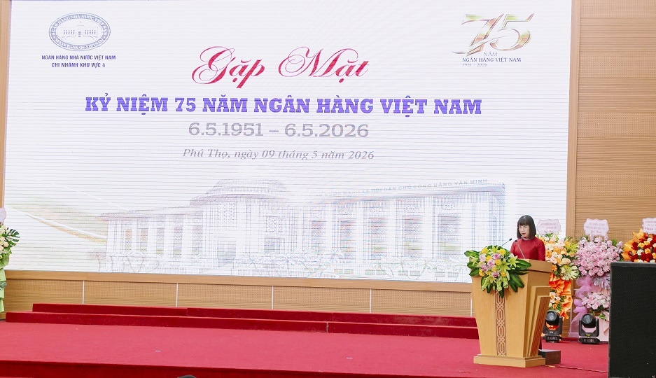 Đồng chí Trương Thu Hòa – Giám đốc NHNN chi nhánh Khu vực 4 diễn văn kỷ niệm 75 năm Ngân hàng Việt Nam. Đồng chí Trương Thu Hòa – Giám đốc NHNN chi nhánh Khu vực 4 diễn văn kỷ niệm 75 năm Ngân hàng Việt Nam.