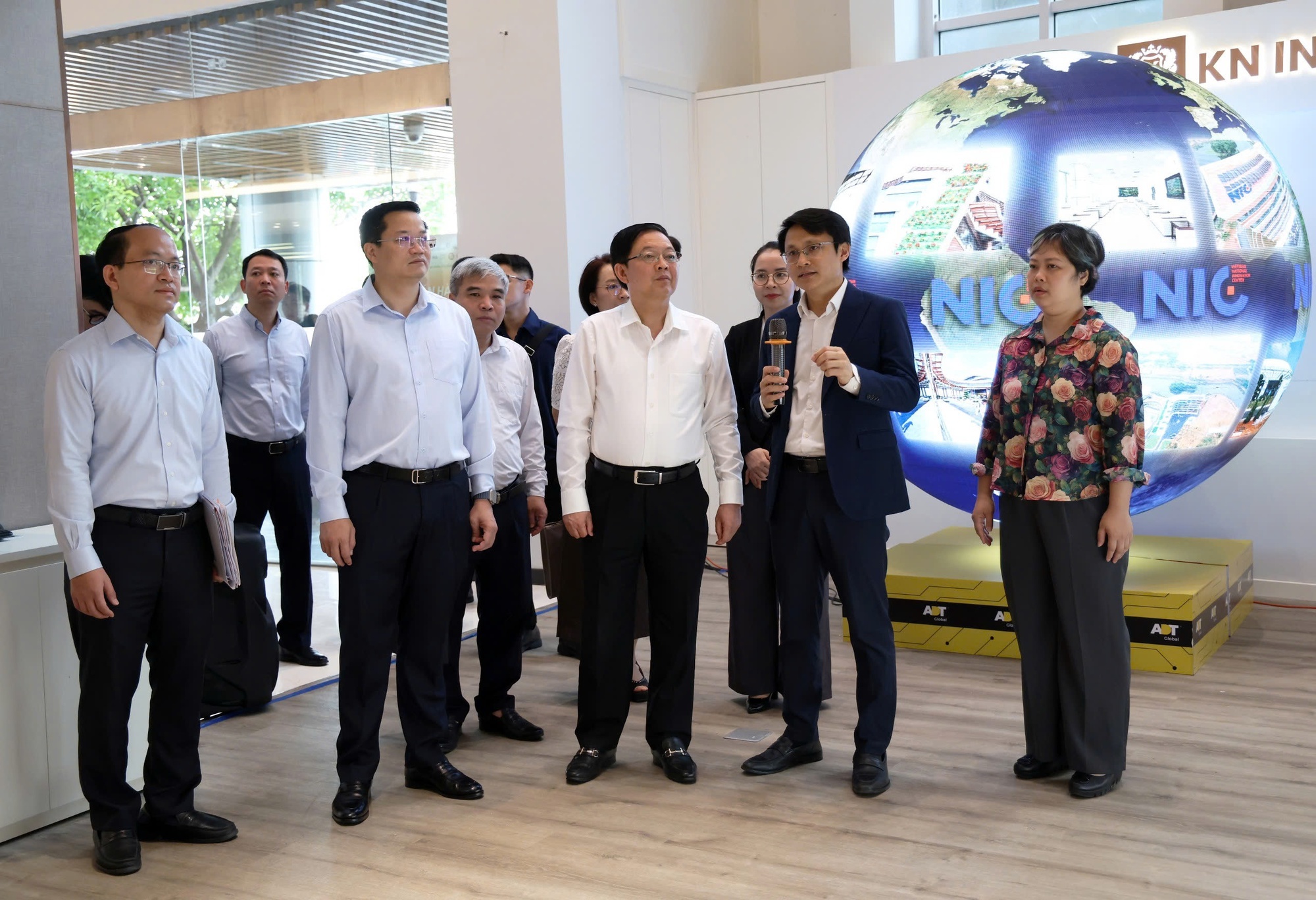 Phó Thủ tướng thăm hai cơ sở của NIC tại phường Cầu Giấy và Khu Công nghệ cao Hòa Lạc, TP. Hà Nội - Ảnh: VGP/Gia Huy Phó Thủ tướng thăm hai cơ sở của NIC tại phường Cầu Giấy và Khu Công nghệ cao Hòa Lạc, TP. Hà Nội - Ảnh: VGP/Gia Huy