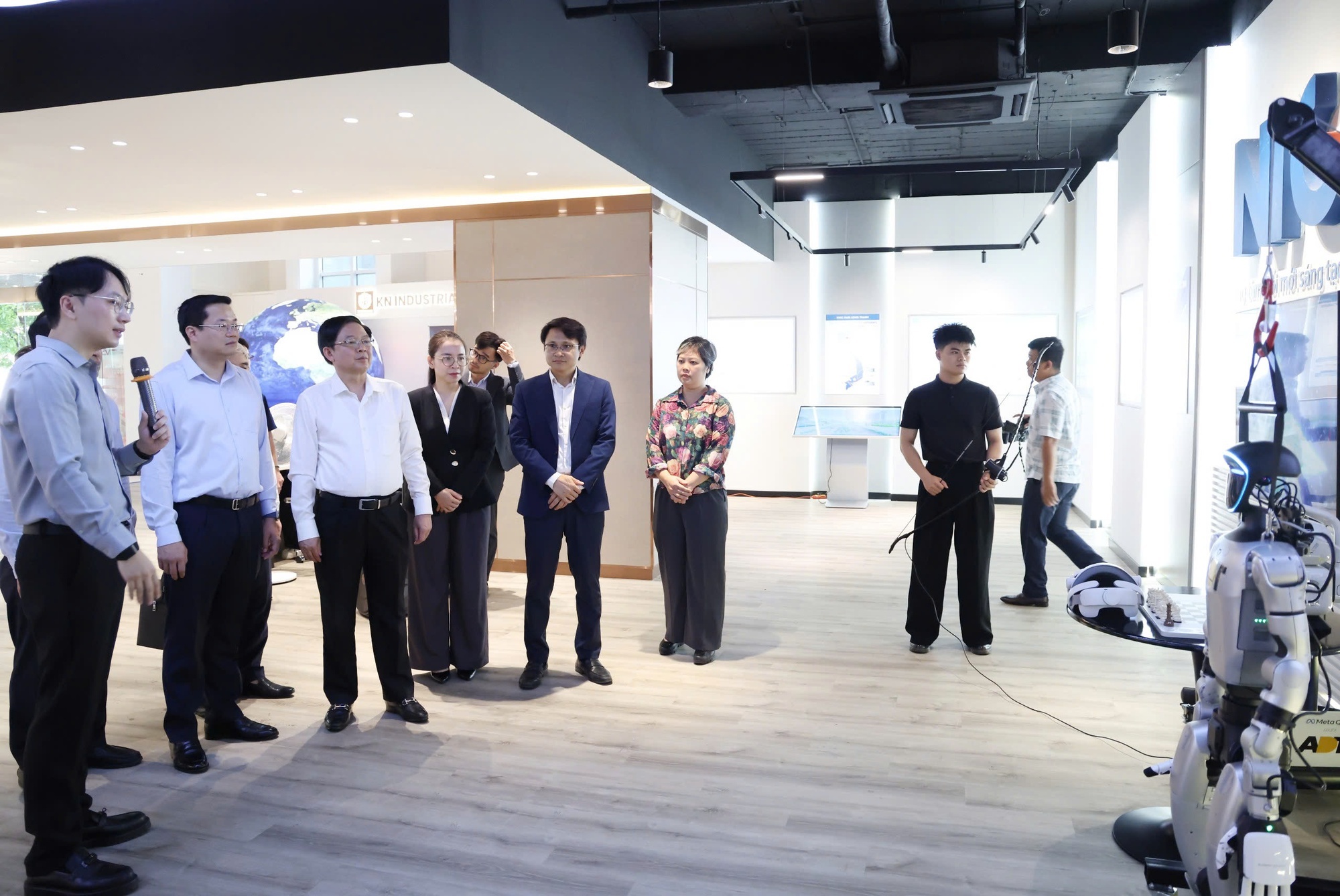Phó Thủ tướng tham quan cơ sở của các tập đoàn, doanh nghiệp công nghệ tiêu biểu đang nghiên cứu, phát triển và triển khai sản phẩm tại Việt Nam - Ảnh: VGP/Gia Huy Phó Thủ tướng tham quan cơ sở của các tập đoàn, doanh nghiệp công nghệ tiêu biểu đang nghiên cứu, phát triển và triển khai sản phẩm tại Việt Nam - Ảnh: VGP/Gia Huy
