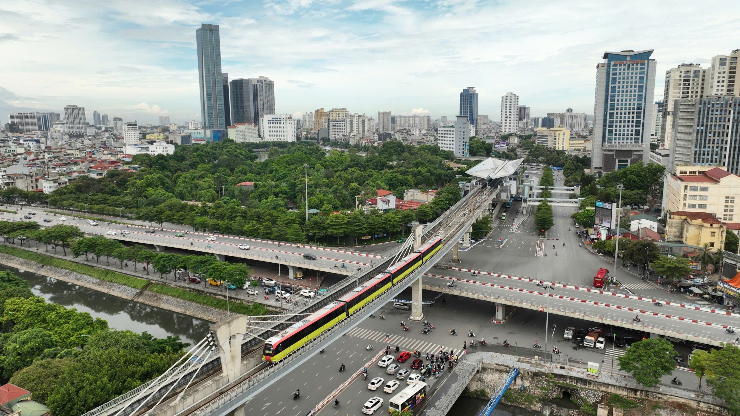 Hạ tầng giao thông và TOD được xác định trở thành động lực phát triển cho Thủ đô. Ảnh Phạm Hùng.