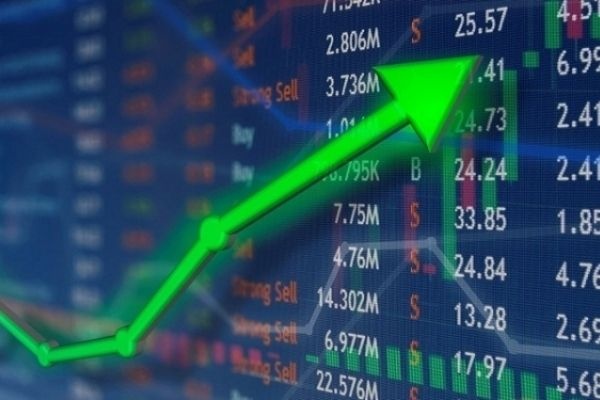 Dòng tiền tập trung vào nhóm bluechip, đặc biệt là cổ phiếu ngân hàng và họ Vingroup, giúp VN-Index lần đầu tiên vượt mốc 1.925 điểm Dòng tiền tập trung vào nhóm bluechip, đặc biệt là cổ phiếu ngân hàng và họ Vingroup, giúp VN-Index lần đầu tiên vượt mốc 1.925 điểm