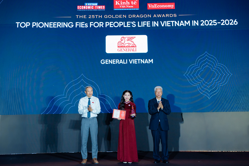 Bà Trần Uyên Vy - Phó Giám đốc, Phòng Quản lý Sản phẩm, Bộ phận Giải pháp Bảo hiểm đại diện Generali nhận danh hiệu “Tiên phong trong đổi mới sản phẩm bảo hiểm”