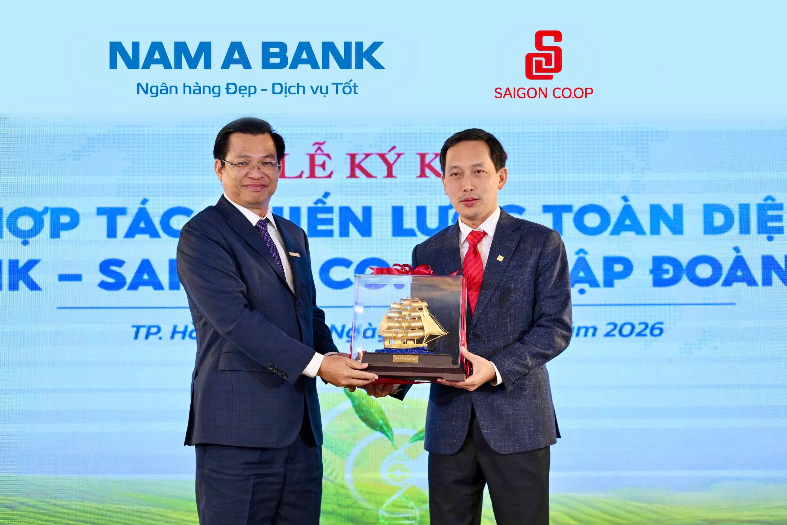 Ông Trần Ngọc Tâm – Phó Chủ tịch thường trực Hội đồng quản trị Nam A Bank tặng quà lưu niệm đến đại diện Saigon Co.op Ông Trần Ngọc Tâm – Phó Chủ tịch thường trực Hội đồng quản trị Nam A Bank tặng quà lưu niệm đến đại diện Saigon Co.op