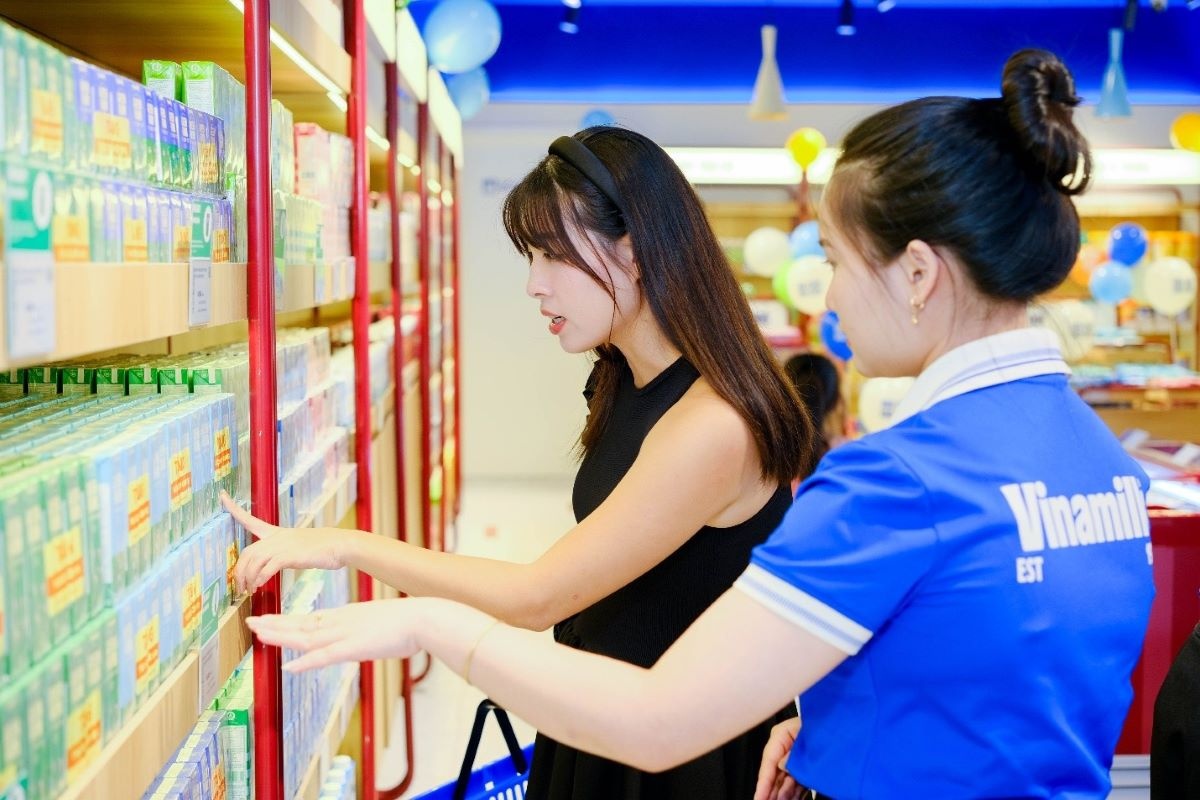Người tiêu dùng cẩn thận trong việc lựa chọn sữa cho gia đình. Ảnh: Vi Nam