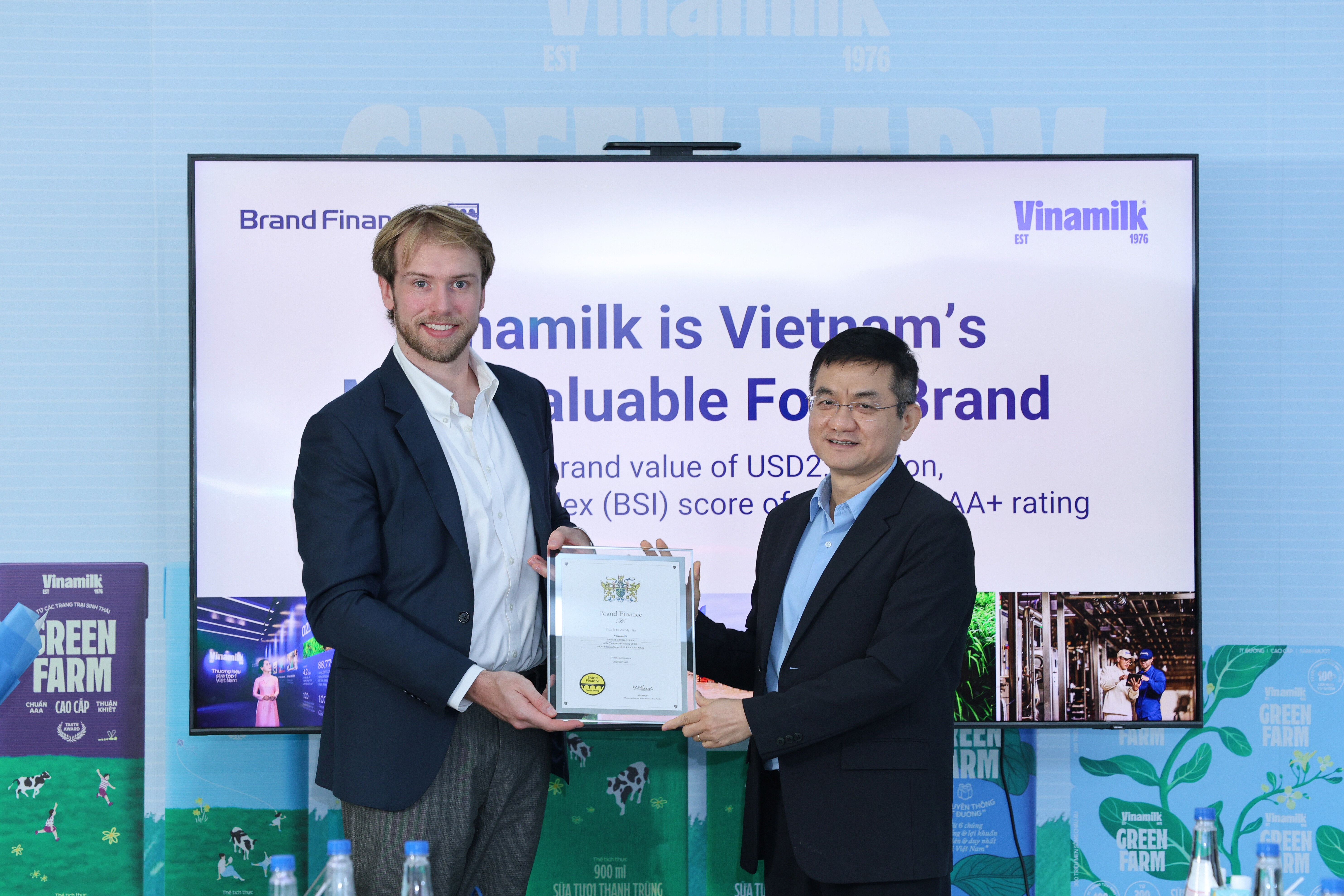 Ông Nguyễn Quang Trí, Giám đốc Điều hành Marketing Vinamilk, nhận chứng nhận Top 100 thương hiệu giá trị nhất Việt Nam từ đại diện Brand Finance. Ảnh: Vi Nam