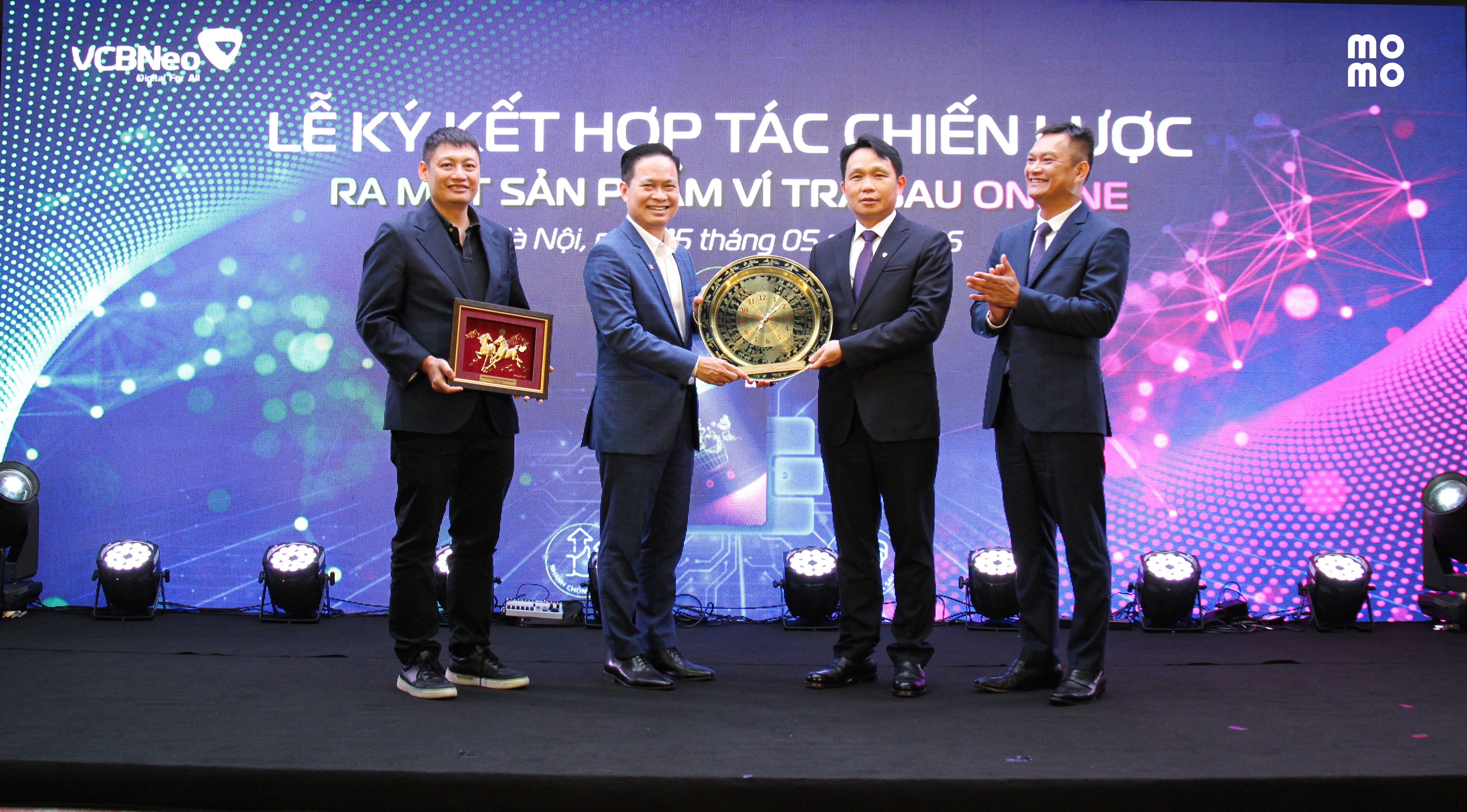Lãnh đạo cấp cao VCBNeo và MoMo trao quà lưu niệm nhân sự kiện ký kết hợp tác 