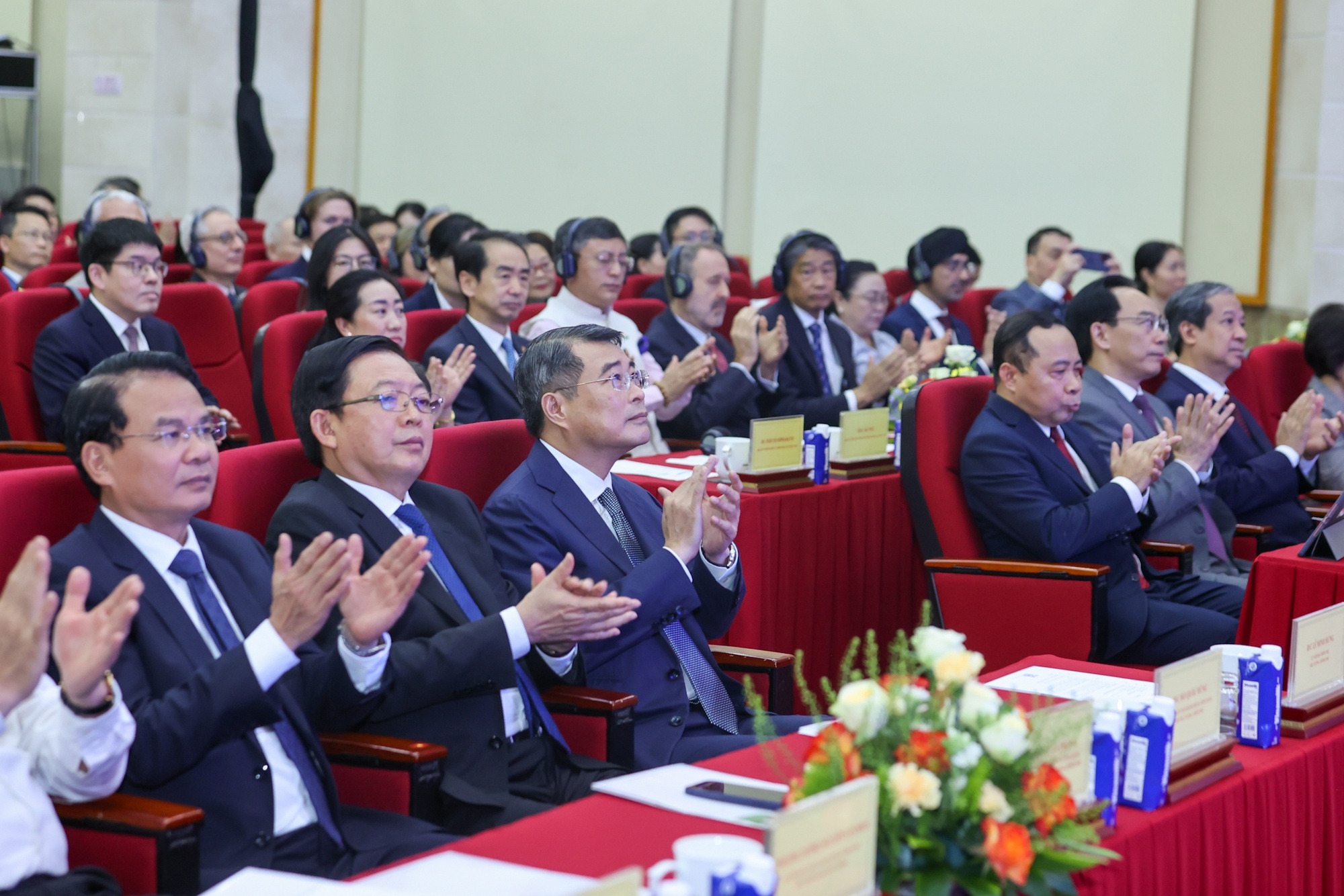 Thủ tướng và các đại biểu dự Lễ chào mừng Ngày Khoa học, Công nghệ và Đổi mới sáng tạo Việt Nam và Hội nghị triển khai công nghệ chiến lược - Ảnh: VGP/Nhật Bắc Thủ tướng và các đại biểu dự Lễ chào mừng Ngày Khoa học, Công nghệ và Đổi mới sáng tạo Việt Nam và Hội nghị triển khai công nghệ chiến lược - Ảnh: VGP/Nhật Bắc