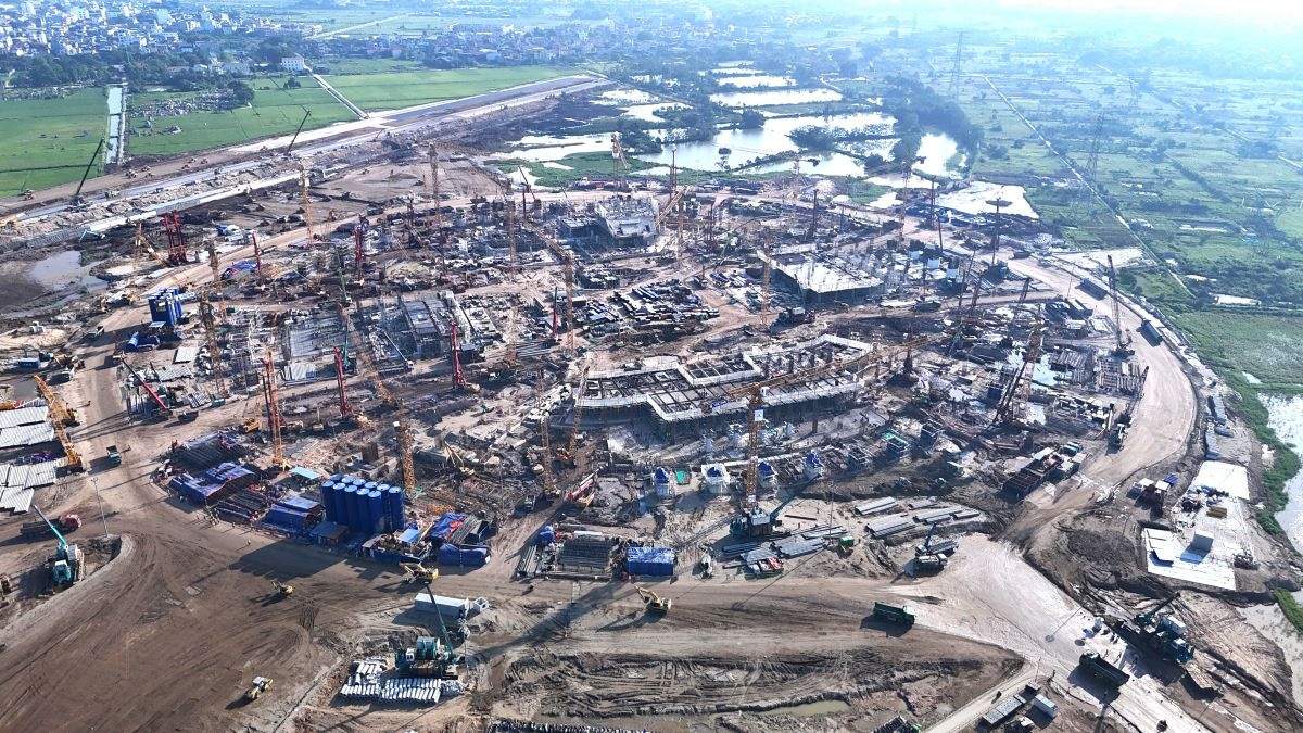 Công trường thi công Sân vận động Hùng Vương huy động tới hơn 6.000 công nhân, hơn 500 kỹ sư, cán bộ nhân viên và gần 1.000 máy móc thiết bị các loại Công trường thi công Sân vận động Hùng Vương huy động tới hơn 6.000 công nhân, hơn 500 kỹ sư, cán bộ nhân viên và gần 1.000 máy móc thiết bị các loại