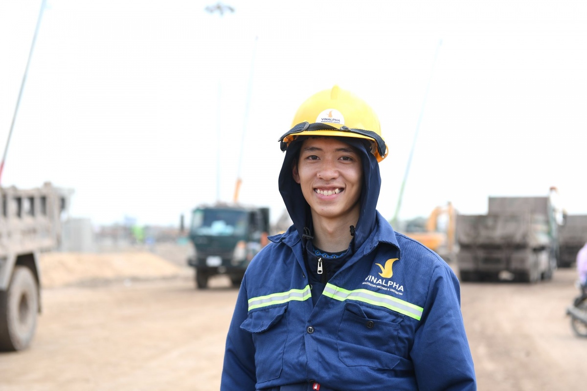 Anh Khúc Thành Đạt vui mừng khi tìm được công việc ổn định ngay gần nhà, với mức thu nhập tốt hơn trước đây. Anh Khúc Thành Đạt vui mừng khi tìm được công việc ổn định ngay gần nhà, với mức thu nhập tốt hơn trước đây.