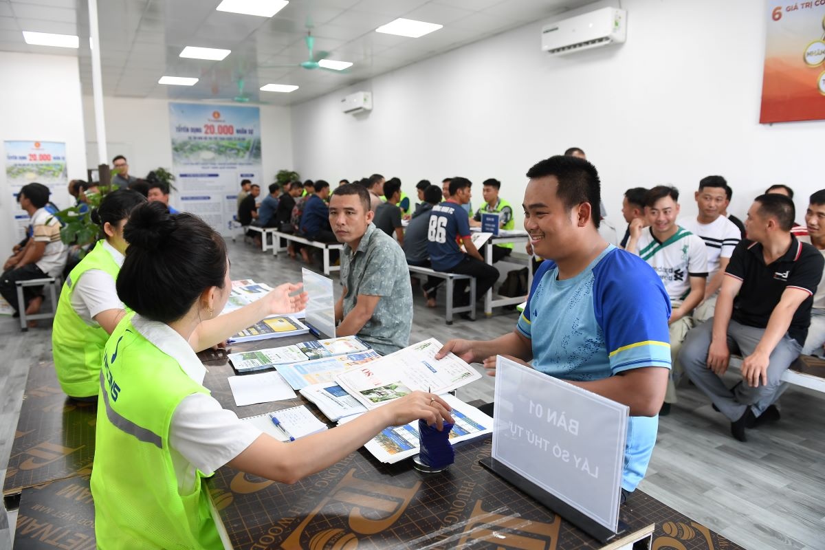 Ngay sau khi công bố, chương trình tuyển dụng hơn 20.000 lao động của Vingroup đã thu hút nhiều lao động trong vùng dự án đến tìm hiểu và nộp hồ sơ Ngay sau khi công bố, chương trình tuyển dụng hơn 20.000 lao động của Vingroup đã thu hút nhiều lao động trong vùng dự án đến tìm hiểu và nộp hồ sơ
