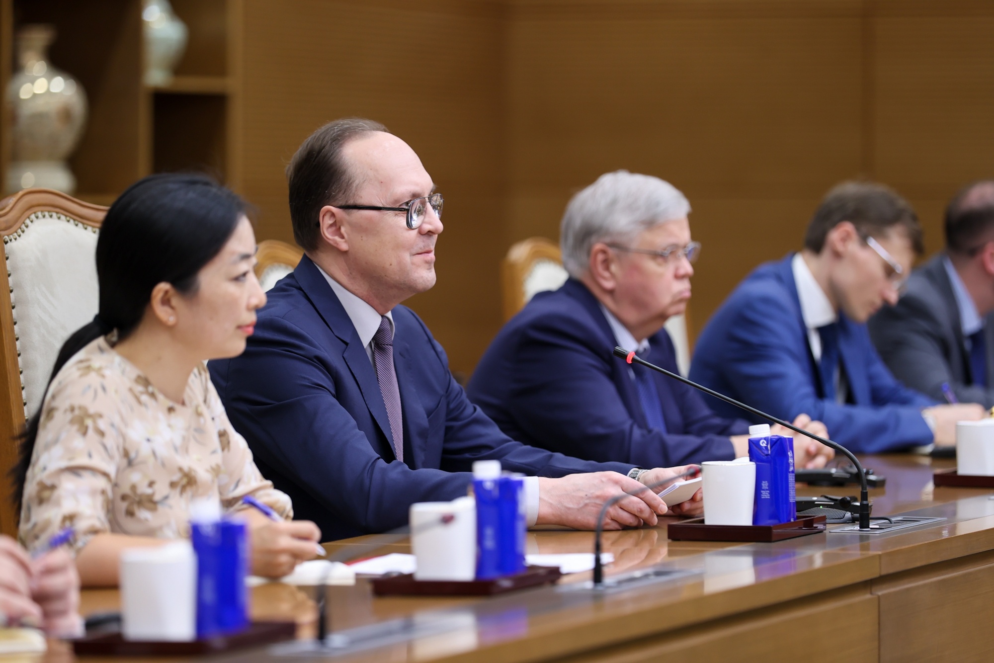 Đại sứ Gennady Bezdetko khẳng định phía Nga và cá nhân Đại sứ sẵn sàng phối hợp chặt chẽ với các bộ, ngành, địa phương và doanh nghiệp Việt Nam nhằm cụ thể hóa các định hướng hợp tác đã được lãnh đạo cấp cao hai nước thống nhất - Ảnh: VGP/Nhật Bắc Đại sứ Gennady Bezdetko khẳng định phía Nga và cá nhân Đại sứ sẵn sàng phối hợp chặt chẽ với các bộ, ngành, địa phương và doanh nghiệp Việt Nam nhằm cụ thể hóa các định hướng hợp tác đã được lãnh đạo cấp cao hai nước thống nhất - Ảnh: VGP/Nhật Bắc