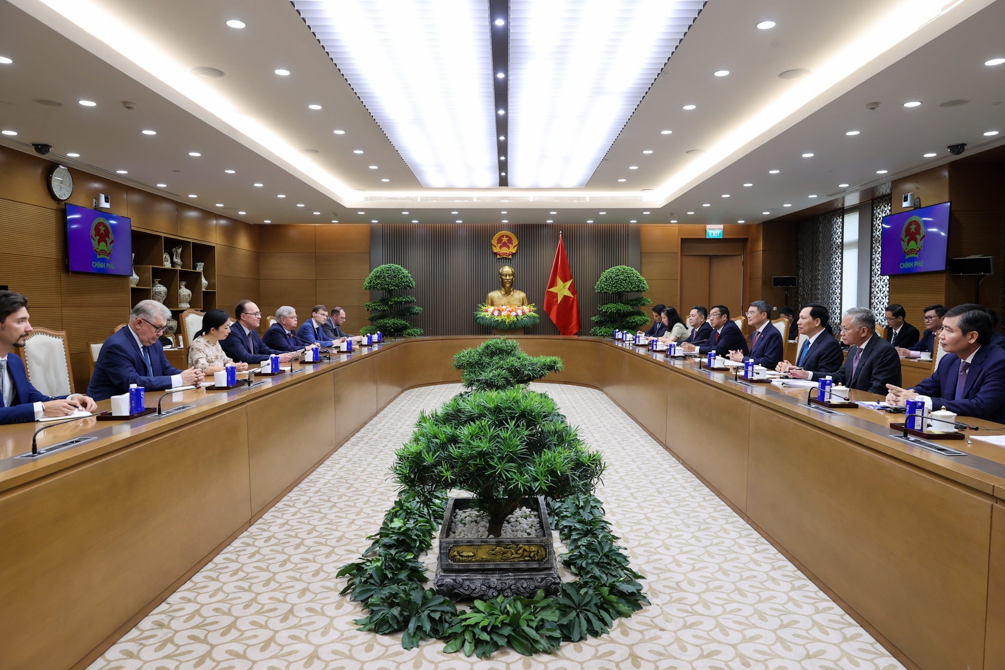 Hai bên nhất trí phối hợp triển khai các hoạt động kỷ niệm 35 năm thiết lập quan hệ ASEAN - Nga - Ảnh: VGP/Nhật Bắc Hai bên nhất trí phối hợp triển khai các hoạt động kỷ niệm 35 năm thiết lập quan hệ ASEAN - Nga - Ảnh: VGP/Nhật Bắc