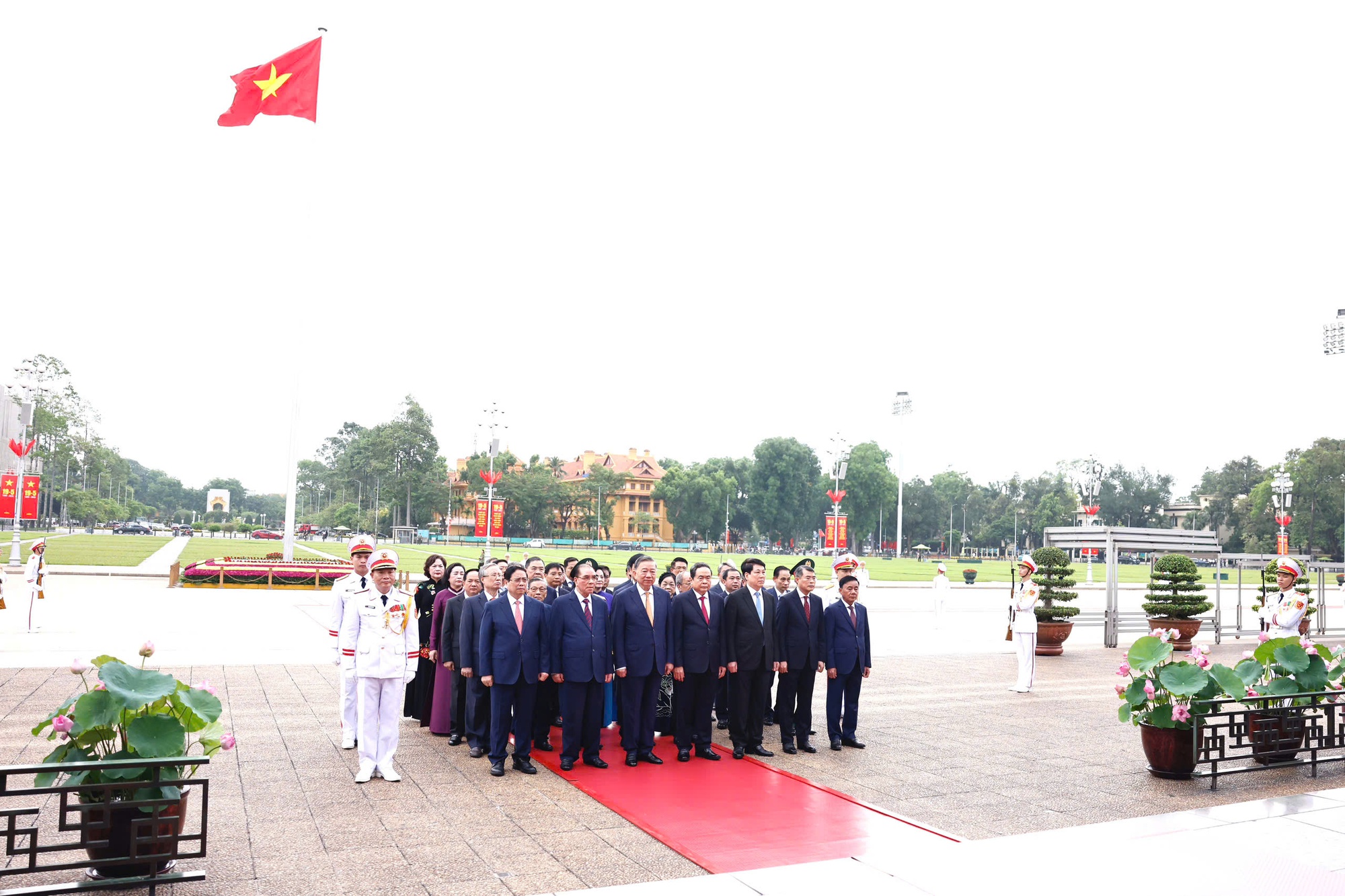 Lãnh đạo Đảng, Nhà nước vào Lăng viếng Chủ tịch Hồ Chí Minh- Ảnh 2.