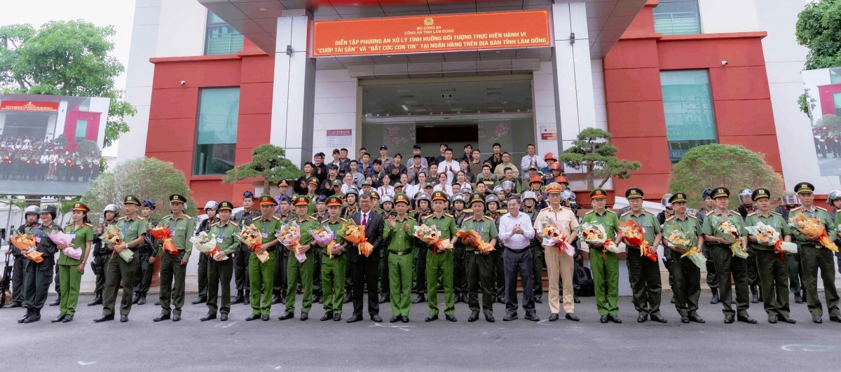Cuộc diễn tập khép lại với những cái bắt tay thật chặt và những bó hoa tươi thắm động viên tinh thần cán bộ chiến sĩ.