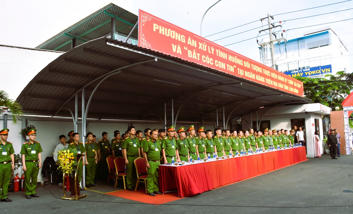 Hàng trăm cán bộ chiến sĩ và đại biểu thuộc các ban ngành tỉnh Lâm Đồng đã tham gia diễn tập phương án xử lý tình huống cướp ngân hàng và bắt cóc con tin do Công an tỉnh chủ trì. Công an tỉnh đã huy động cán bộ chiến sĩ từ nhiều lực lượng như Cảnh sát Hình sự, Cảnh sát Cơ động, Cảnh sát Phòng cháy chữa cháy và Cứu nạn cứu hộ cùng công an cơ sở… tham gia cuộc diễn tập có quy mô lớn này.