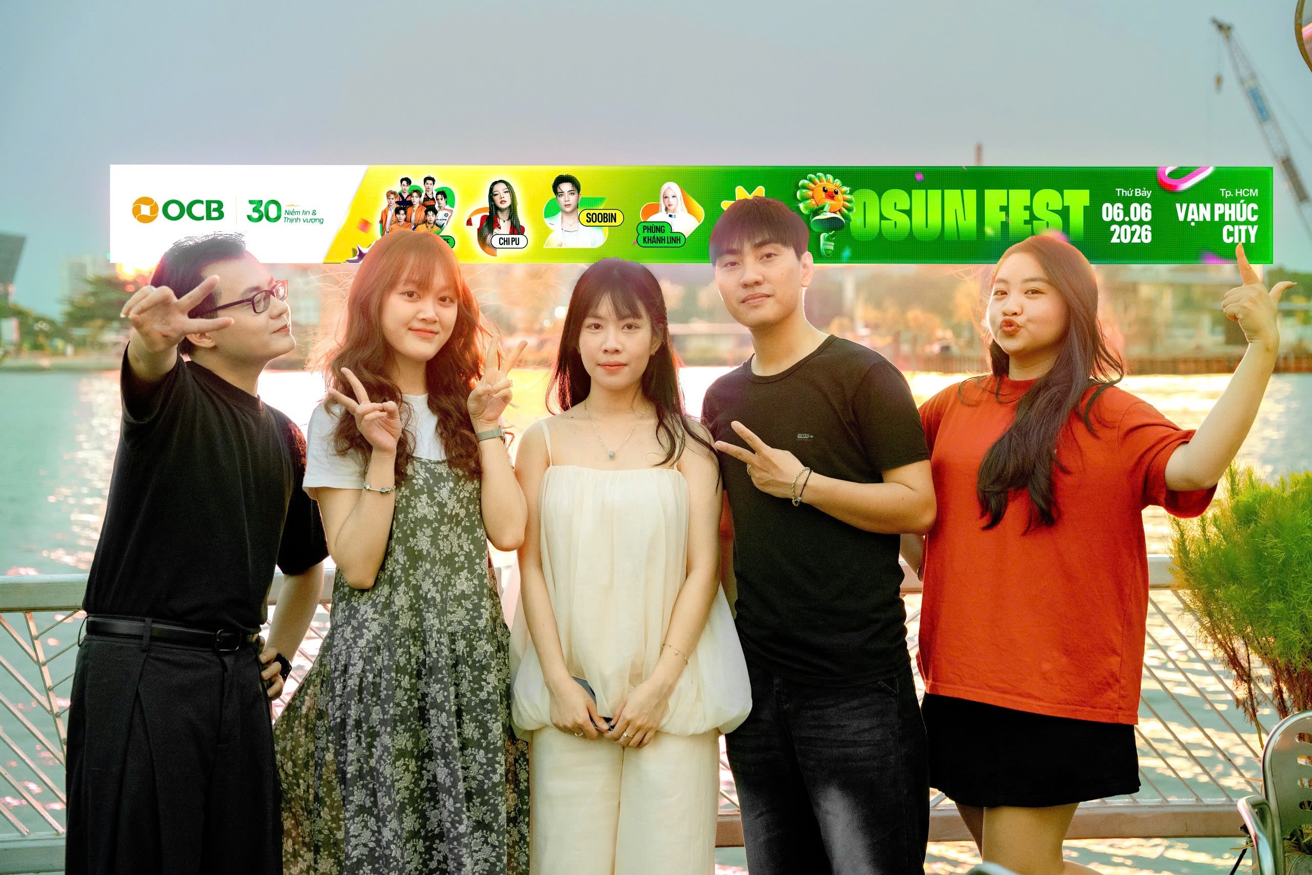 Khách hàng chụp hình check-in với SkyLED OSUNFEST tại bến Bạch Đằng Khách hàng chụp hình check-in với SkyLED OSUNFEST tại bến Bạch Đằng