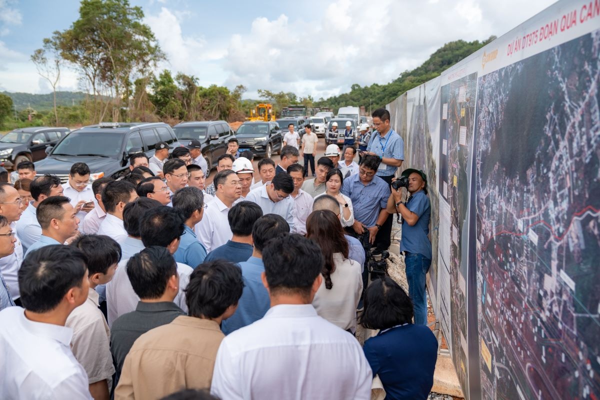 Phó Thủ tướng Phạm Gia Túc nghe báo cáo về tiến độ dự án đầu tư mở rộng đường tỉnh ĐT.975 Phó Thủ tướng Phạm Gia Túc nghe báo cáo về tiến độ dự án đầu tư mở rộng đường tỉnh ĐT.975