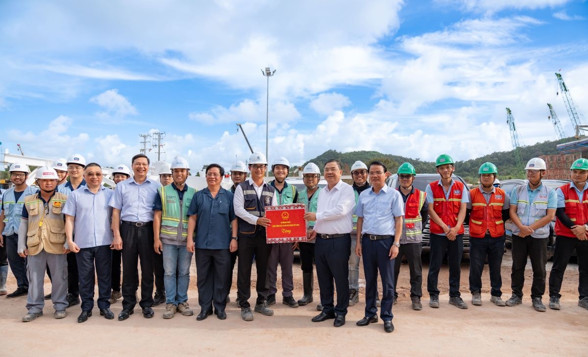 Phó Thủ tướng Phạm Gia Túc tặng quà đội ngũ nhân lực đang thi công dự án đầu tư mở rộng Cảng hàng không quốc tế Phú Quốc Phó Thủ tướng Phạm Gia Túc tặng quà đội ngũ nhân lực đang thi công dự án đầu tư mở rộng Cảng hàng không quốc tế Phú Quốc