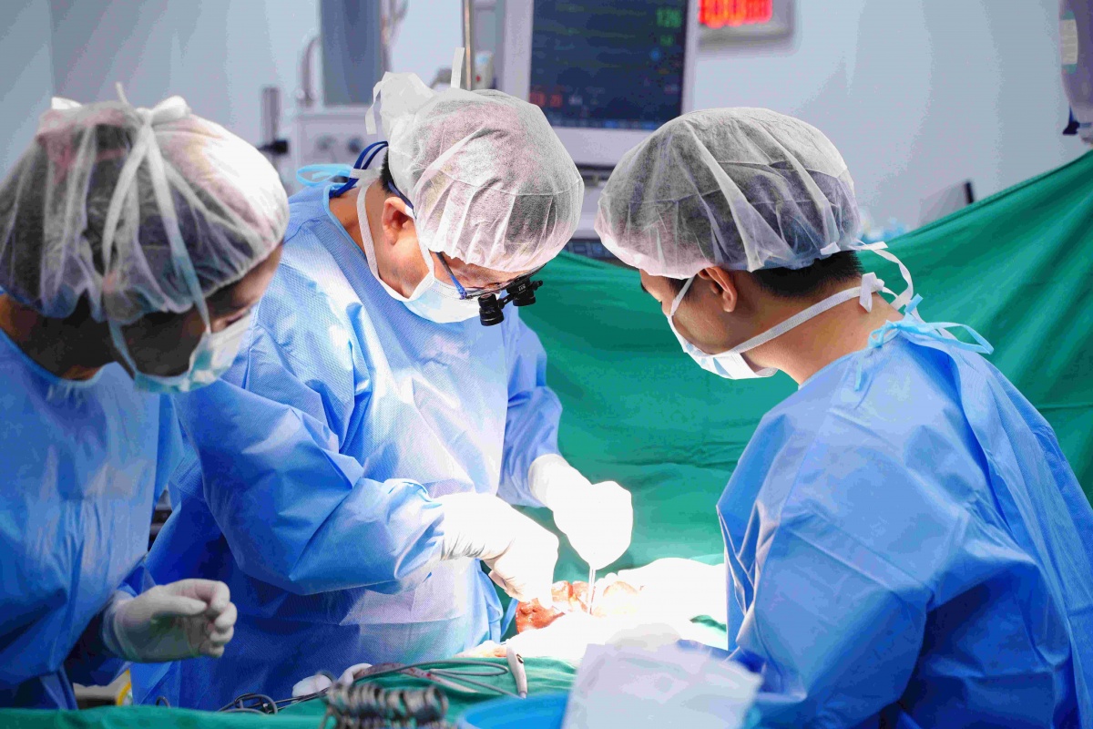 PGS.TS.BS Trần Ngọc Sơn cùng ê-kíp trong một ca phẫu thuật Kasai. PGS.TS.BS Trần Ngọc Sơn cùng ê-kíp trong một ca phẫu thuật Kasai.