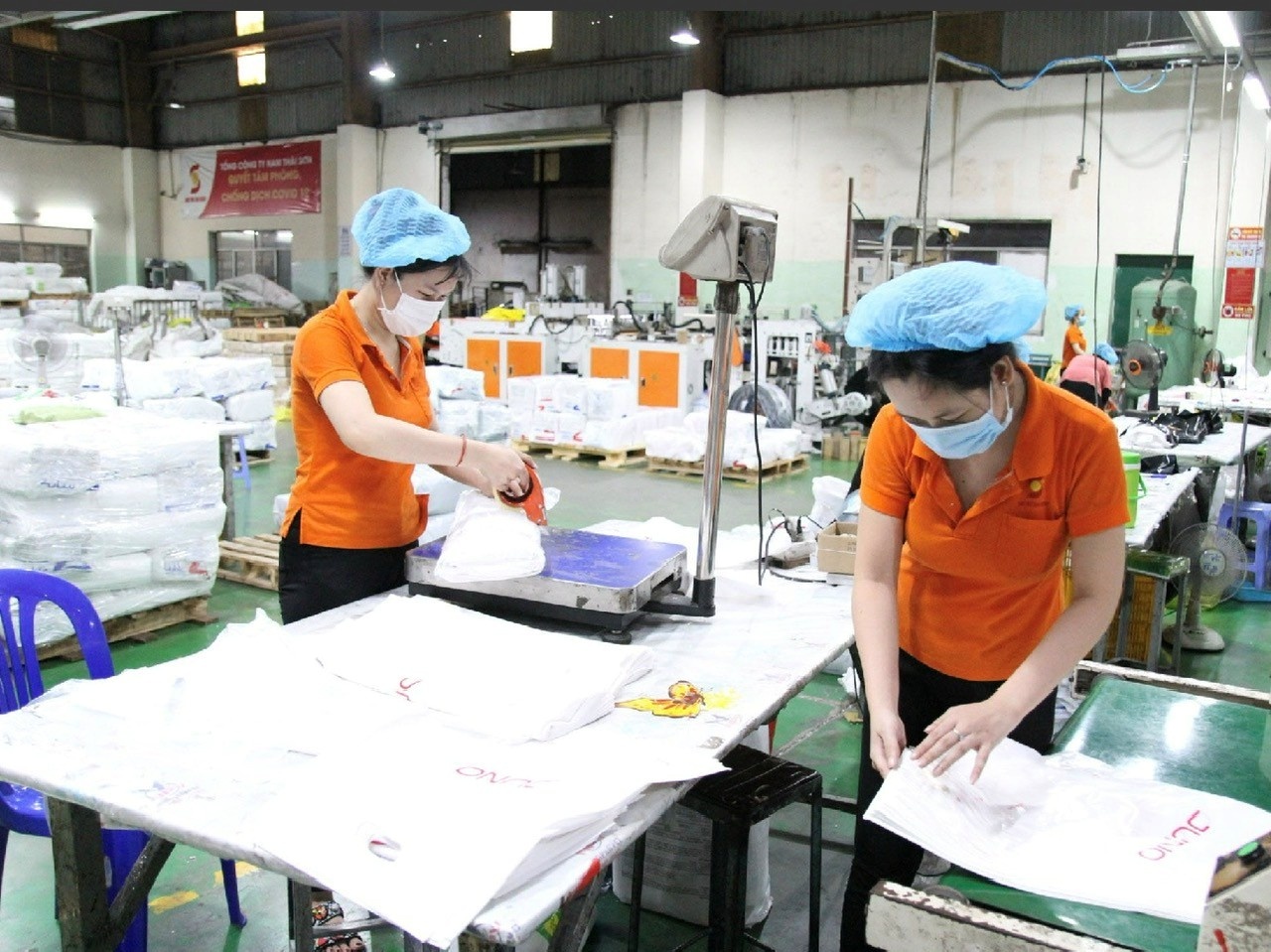 Có tới 60,2% doanh nghiệp cho biết gặp khó khăn trong tìm đầu ra cho sản phẩm, mức cao nhất trong nhiều năm trở lại đây và tăng mạnh so với mức 45,3% của năm 2024.  