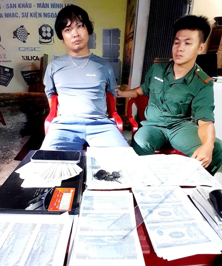 Bắt quả tang đối tượng có hành vi làm và tàng trữ tiền giả tại Quảng Ngãi