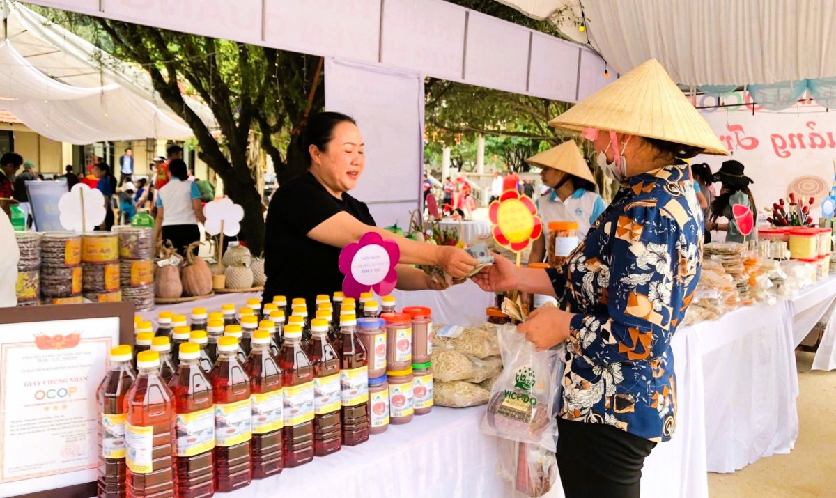 Sản phẩm của cơ sở sản xuất nước mắm Thủy Nhị của chị Nguyễn Thị Thủy ở xã Phú Trạch đã được công nhận sản phẩm OCOP. Sản phẩm của cơ sở sản xuất nước mắm Thủy Nhị của chị Nguyễn Thị Thủy ở xã Phú Trạch đã được công nhận sản phẩm OCOP.