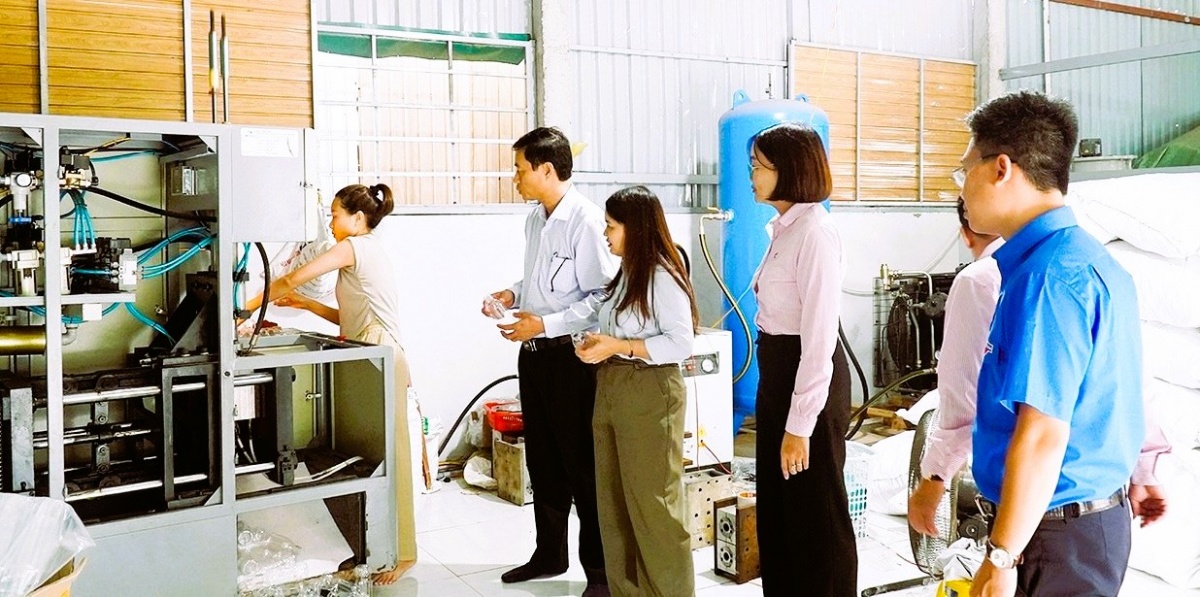Để các cơ sở phát triển bền vững, ngoài sự tiếp sức của ngành ngân hàng cần có sự vào cuộc đồng bộ của các cấp, ngành và chính quyền địa phương… Để các cơ sở phát triển bền vững, ngoài sự tiếp sức của ngành ngân hàng cần có sự vào cuộc đồng bộ của các cấp, ngành và chính quyền địa phương…