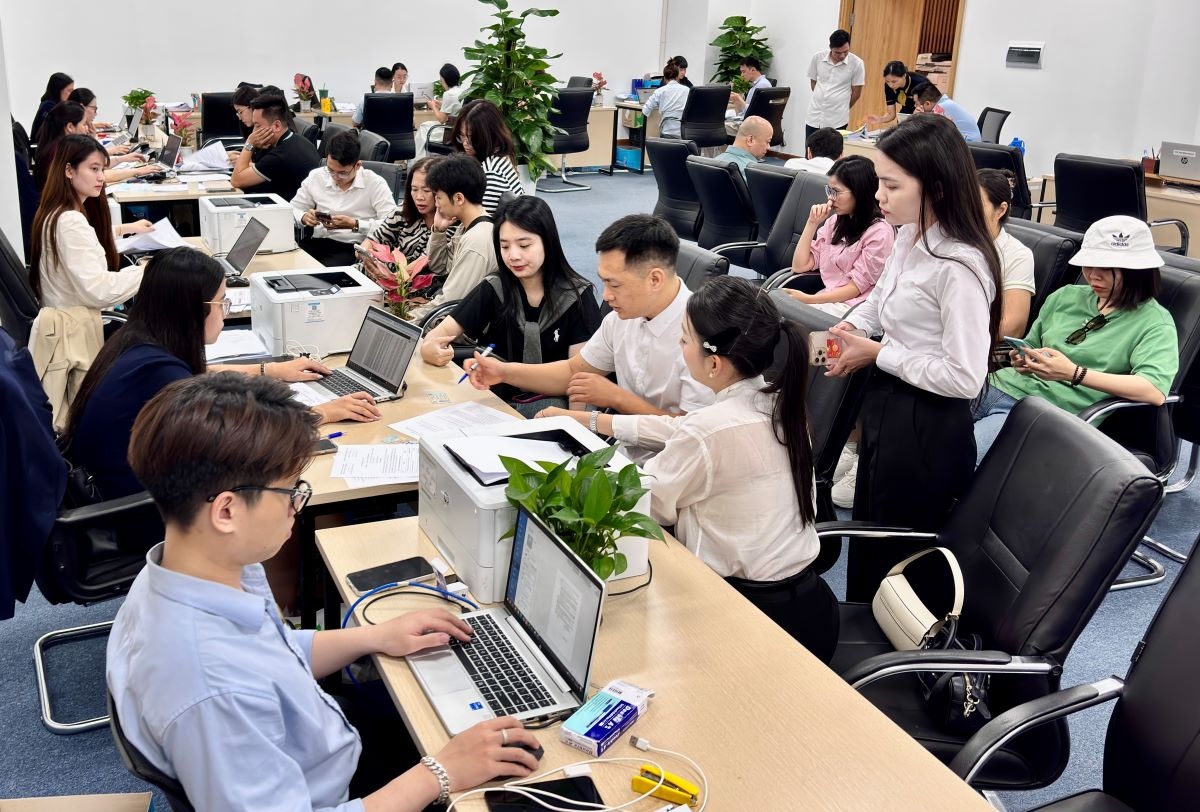Văn phòng bán hàng tại Hà Nội tấp nập trong ngày đầu ký hợp đồng mua bán Vinhomes Global Gate Hạ Long. Văn phòng bán hàng tại Hà Nội tấp nập trong ngày đầu ký hợp đồng mua bán Vinhomes Global Gate Hạ Long.
