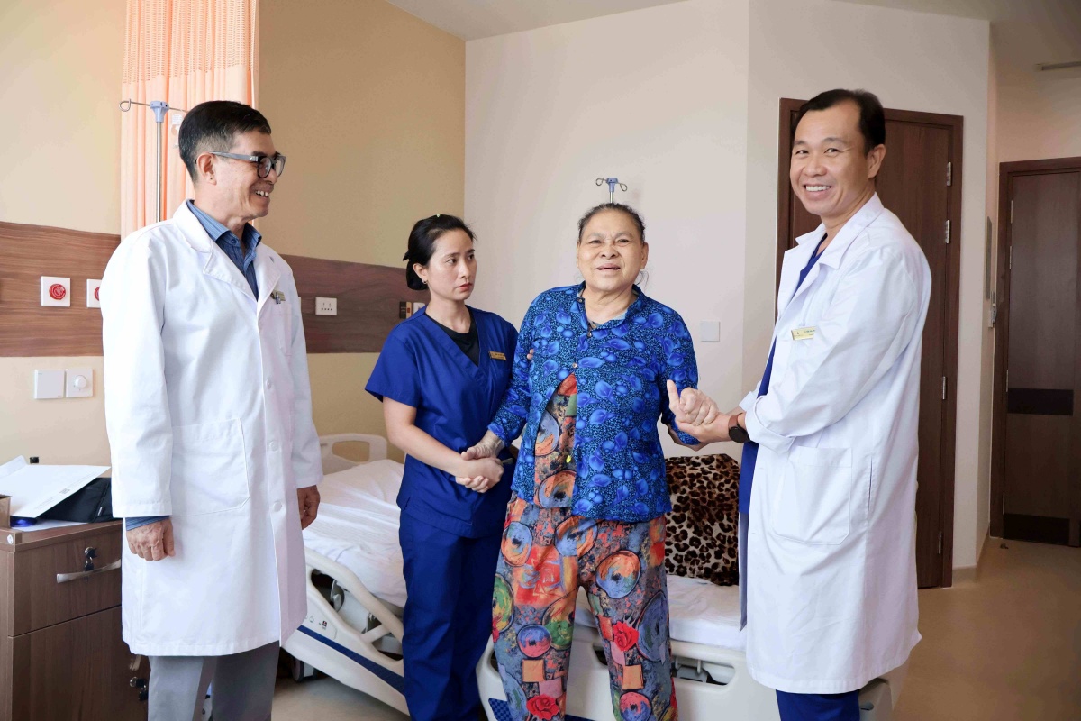 Sau phẫu thuật, bệnh nhân hồi phục tốt, giảm đau rõ rệt và vận động cải thiện dần. Sau phẫu thuật, bệnh nhân hồi phục tốt, giảm đau rõ rệt và vận động cải thiện dần.