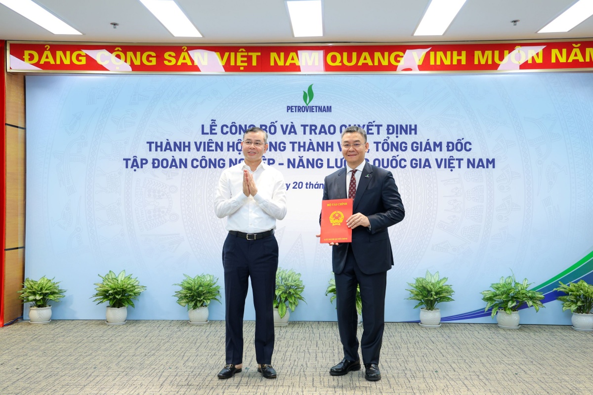 Bộ trưởng Bộ Tài chính Ngô Văn Tuấn (trái) trao Quyết định bổ nhiệm cho tân Tổng Giám đốc Petrovietnam Lê Mạnh Cường (phải) Bộ trưởng Bộ Tài chính Ngô Văn Tuấn (trái) trao Quyết định bổ nhiệm cho tân Tổng Giám đốc Petrovietnam Lê Mạnh Cường (phải)