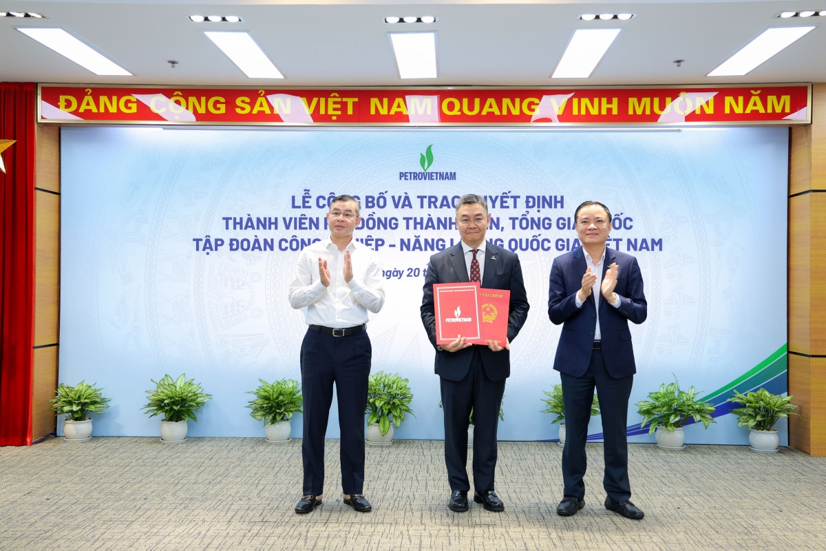Bộ trưởng Bộ Tài chính Ngô Văn Tuấn (trái), tân Tổng Giám đốc Petrovietnam Lê Mạnh Cường (giữa) và Chủ tịch Petrovietnam Lê Ngọc Sơn tại sự kiện Bộ trưởng Bộ Tài chính Ngô Văn Tuấn (trái), tân Tổng Giám đốc Petrovietnam Lê Mạnh Cường (giữa) và Chủ tịch Petrovietnam Lê Ngọc Sơn tại sự kiện
