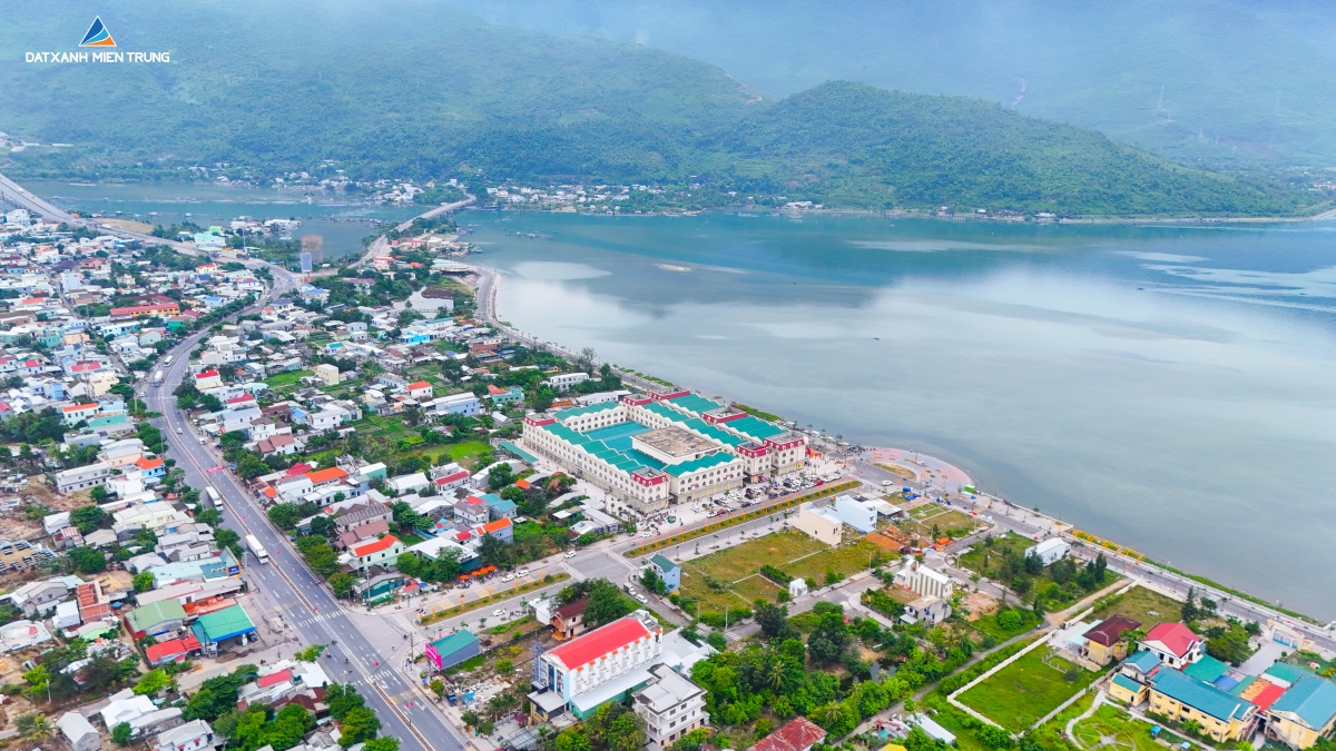Chợ Lăng Cô tọa lạc tại vị trí đắc địa bên Quốc lộ 1A, cạnh đầm Lập An và vịnh Lăng Cô. Đây là chợ 3 tầng theo phong cách Tân Đông Dương đầu tiên tại miền Trung, kết hợp không gian giao thương với văn hóa và du lịch. Chợ Lăng Cô tọa lạc tại vị trí đắc địa bên Quốc lộ 1A, cạnh đầm Lập An và vịnh Lăng Cô. Đây là chợ 3 tầng theo phong cách Tân Đông Dương đầu tiên tại miền Trung, kết hợp không gian giao thương với văn hóa và du lịch.