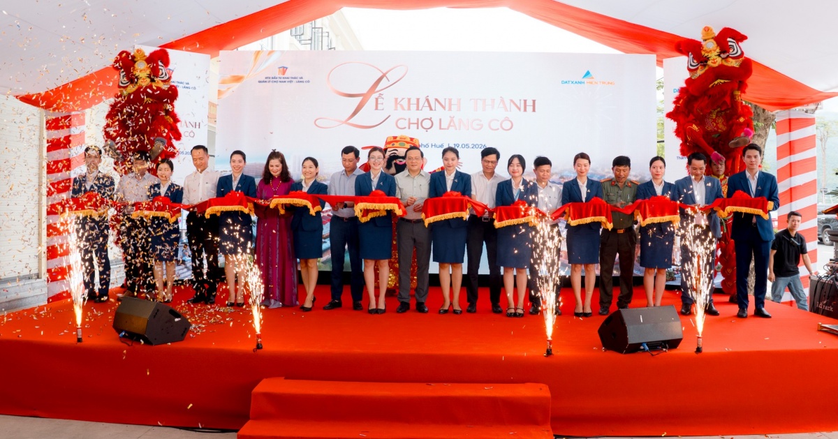 Đại biểu thực hiện nghi thức cắt băng khánh thành Chợ Lăng Cô. Đại biểu thực hiện nghi thức cắt băng khánh thành Chợ Lăng Cô.