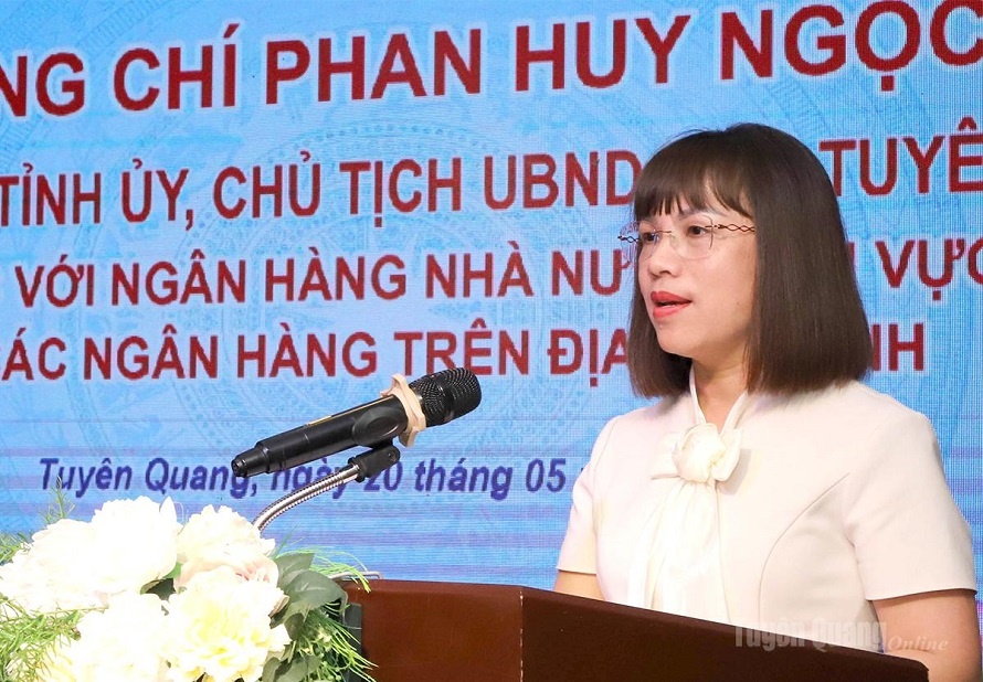 Đồng chí Trương Thu Hòa – Giám đốc NHNN Khu vực 4 báo cáo tại buổi làm việc.