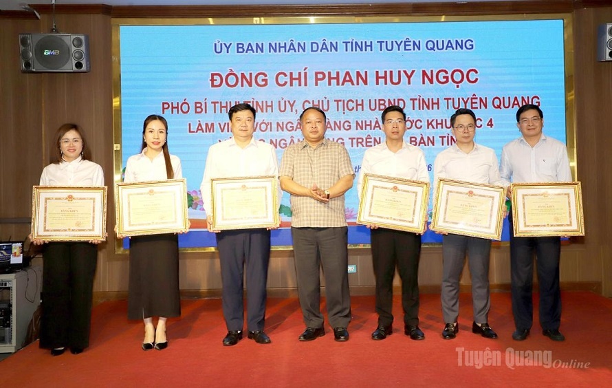 Đồng chí Phan Huy Ngọc - Phó Bí thư Tỉnh ủy, Chủ tịch UBND tỉnh Tuyên Quang trao tặng Bằng khen cho các tập thể, cá nhân.