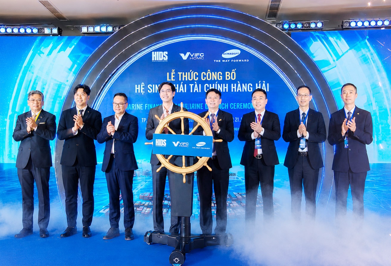 Đại diện VIFC-HCMC và các doanh nghiệp trong hệ sinh thái chính thức công bố vận hành Trung tâm Tài chính Hàng hải Quốc tế (IMFC). Ảnh: T.B