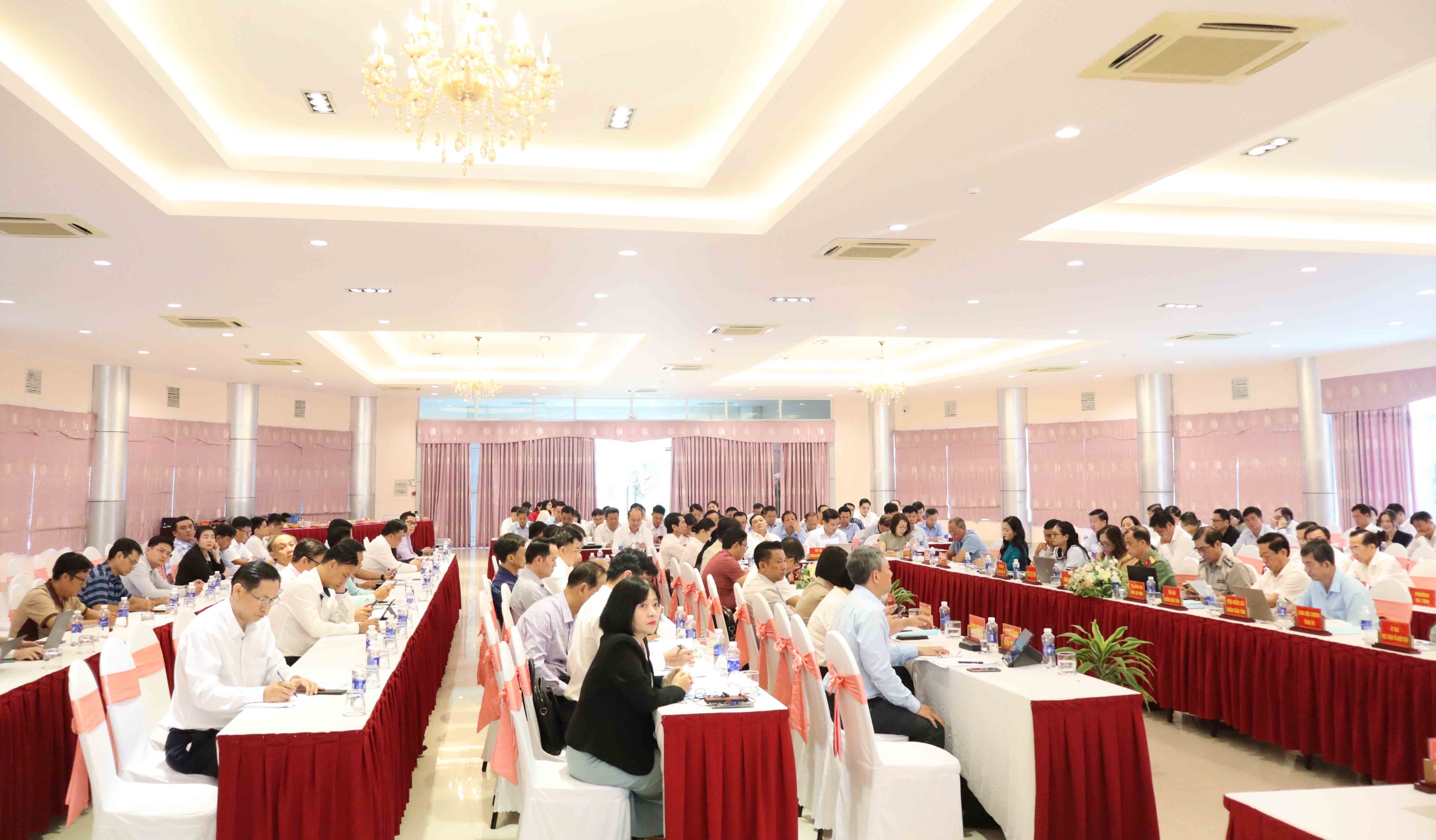 Toàn cảnh buổi Tọa đàm “Ngân hàng đồng hành, chung tay phát triển kinh tế - xã hội tỉnh An Giang” Toàn cảnh buổi Tọa đàm “Ngân hàng đồng hành, chung tay phát triển kinh tế - xã hội tỉnh An Giang”