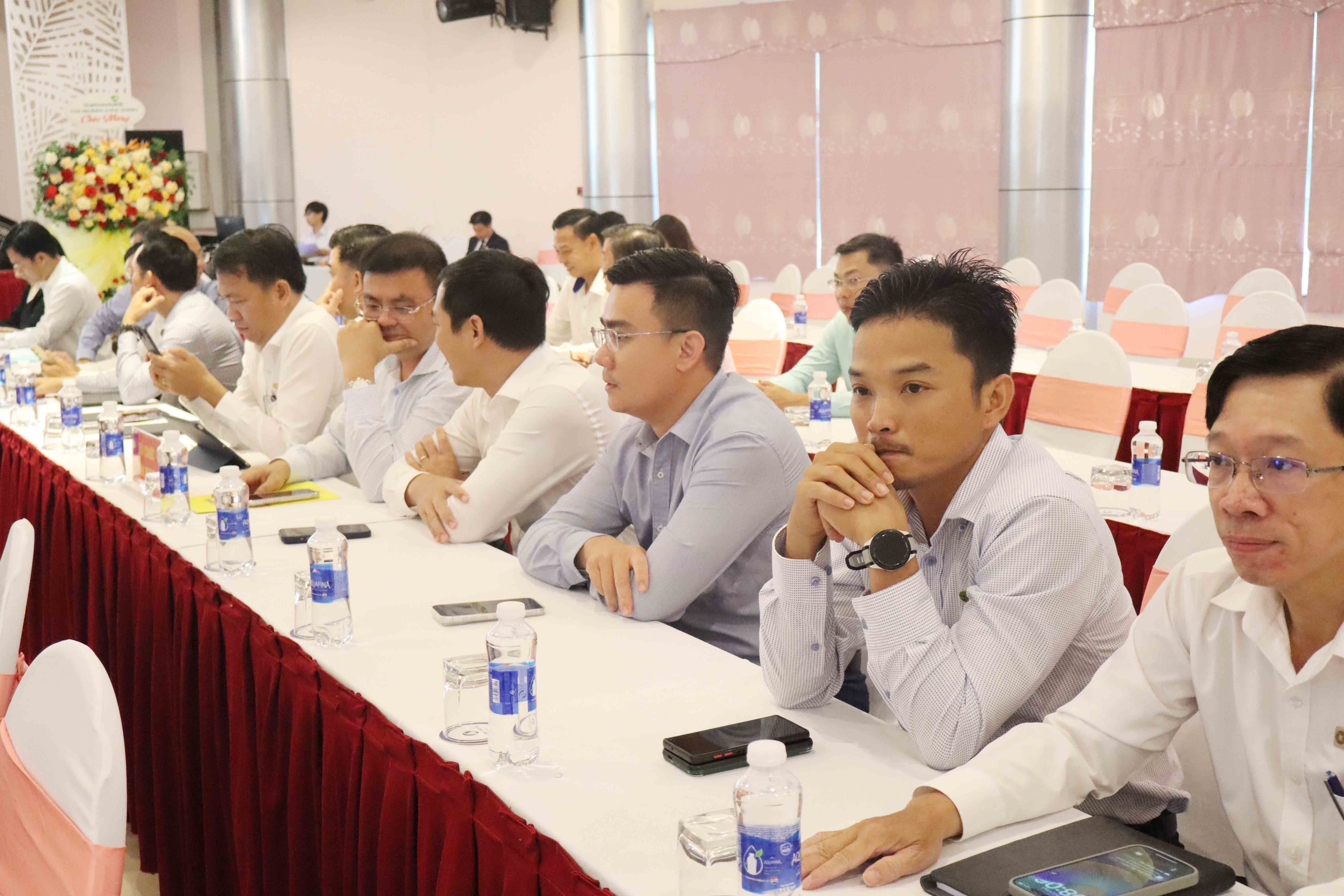 Doanh nghiệp và các tổ chức tín dụng thẳng thắn trao đổi để hợp tác phát triển kinh doanh Doanh nghiệp và các tổ chức tín dụng thẳng thắn trao đổi để hợp tác phát triển kinh doanh