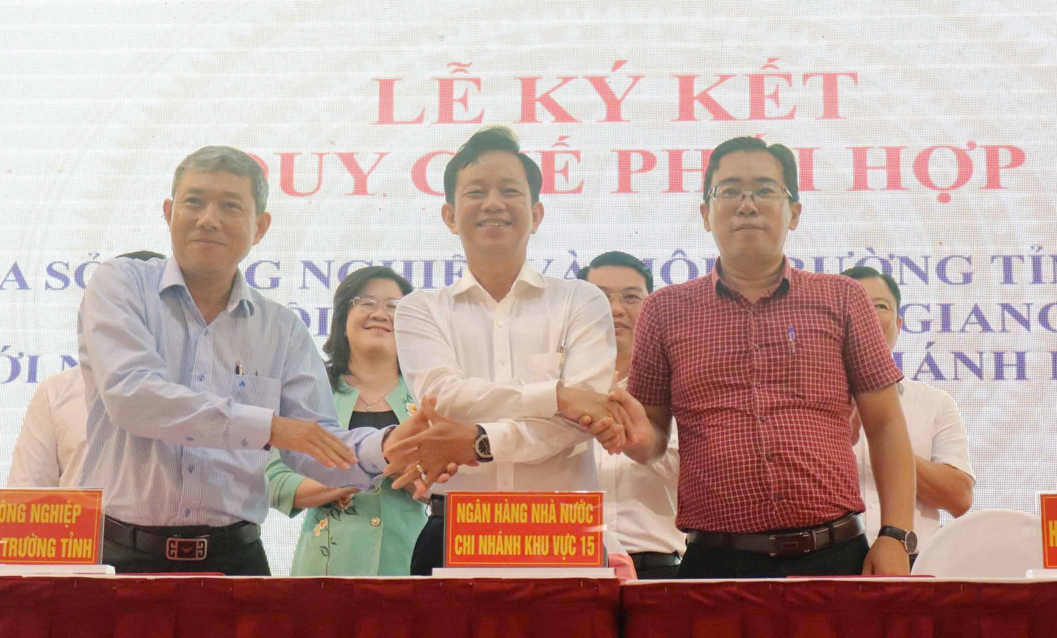 Ông Trần Văn Phước (giữa), quyền Giám đốc NHNN chi nhánh Khu vực 15 Ông Trần Văn Phước (giữa), quyền Giám đốc NHNN chi nhánh Khu vực 15