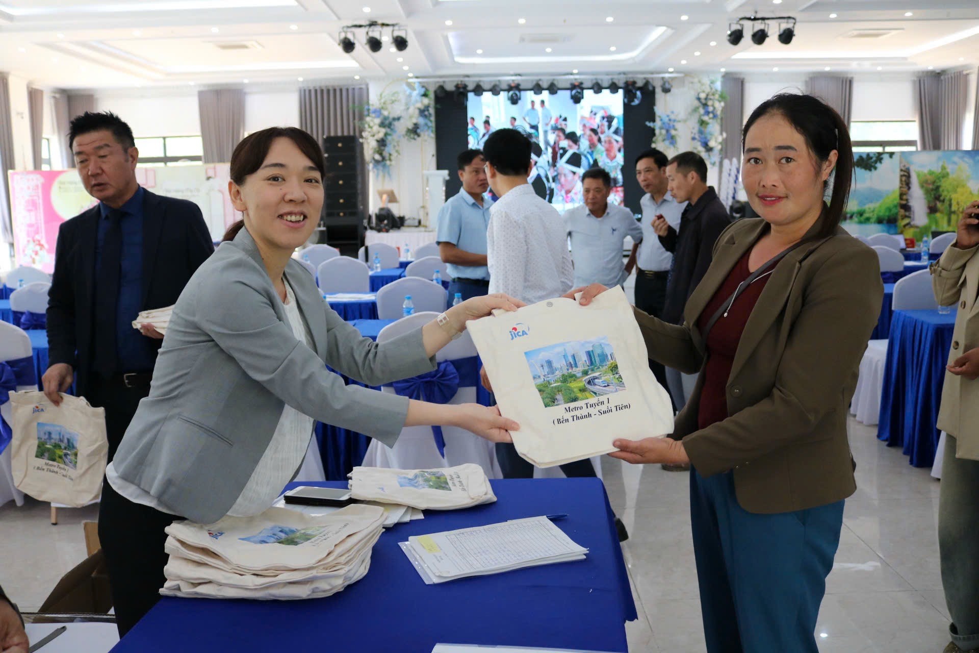 Bà Níhimura Emiko, phó trưởng đại diện JICA Việt Nam trao quà tặng lưu niệm cho người dân Bà Níhimura Emiko, phó trưởng đại diện JICA Việt Nam trao quà tặng lưu niệm cho người dân