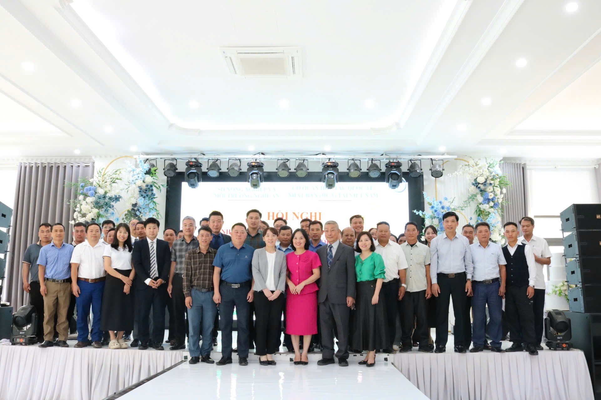 Các đại biểu chụp ảnh lưu niệm tịa hội nghị Các đại biểu chụp ảnh lưu niệm tịa hội nghị