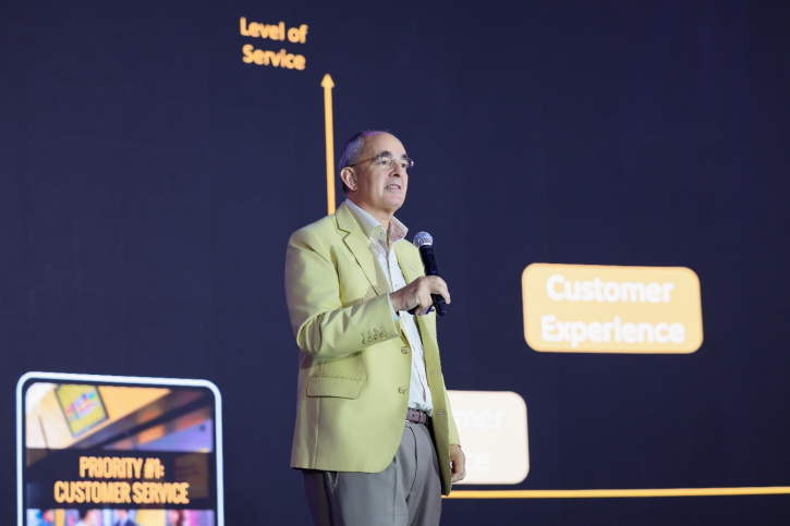 Chuyên gia Robin Speculand trình bày keynote về chủ đề: “Customer Obsession – Lấy khách hàng làm trung tâm như lợi thế cạnh tranh”.