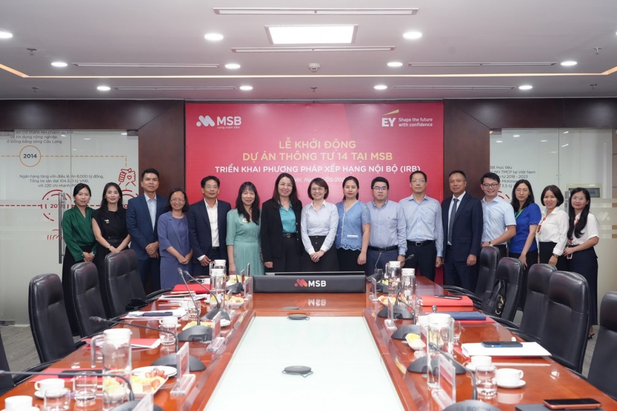 Ban lãnh đạo MSB chụp ảnh cùng đại diện NHNN và EY tại Lễ khởi động Dự án