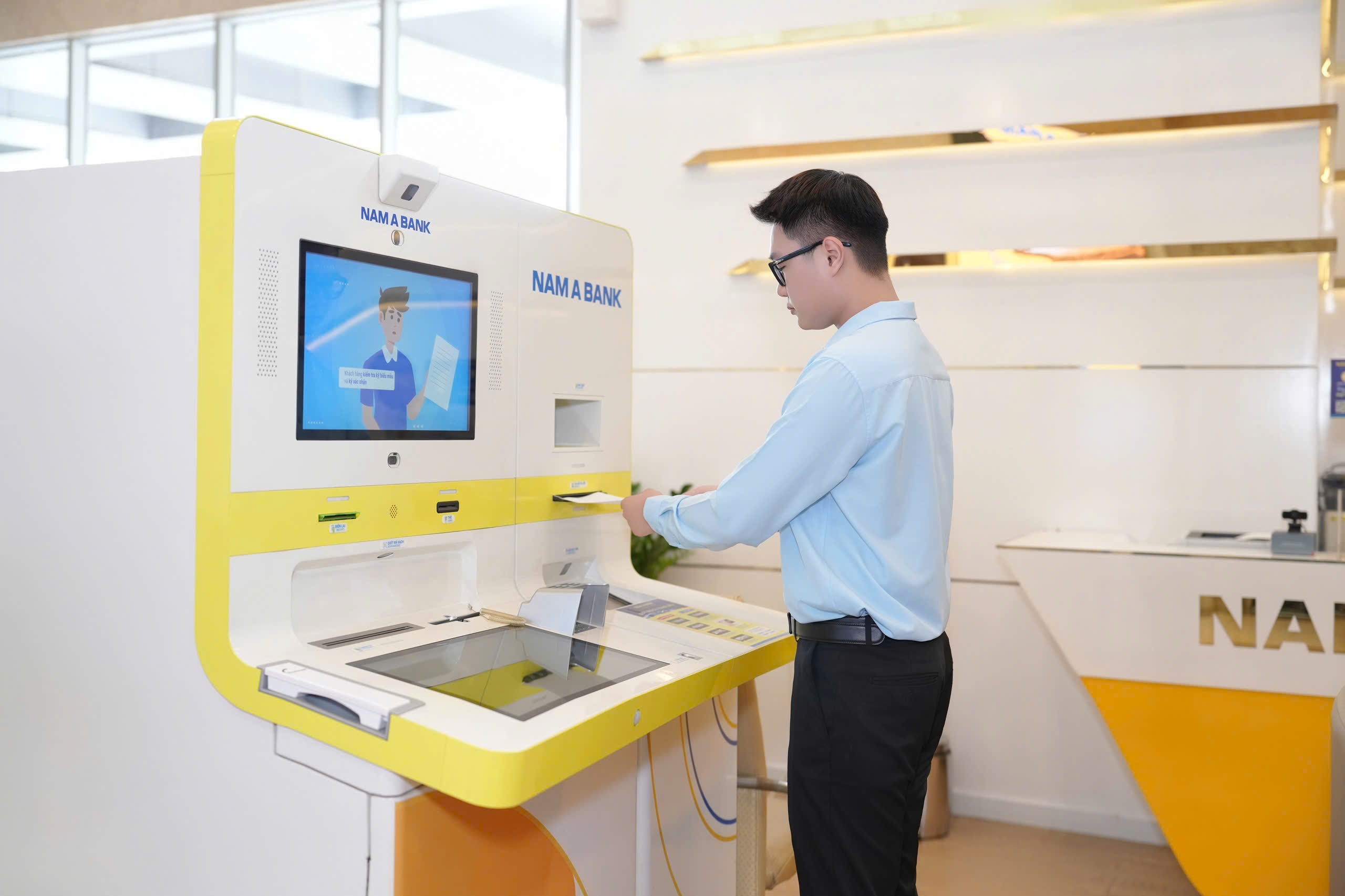 Khách hàng giao dịch tại Điểm giao dịch số OneBank. 