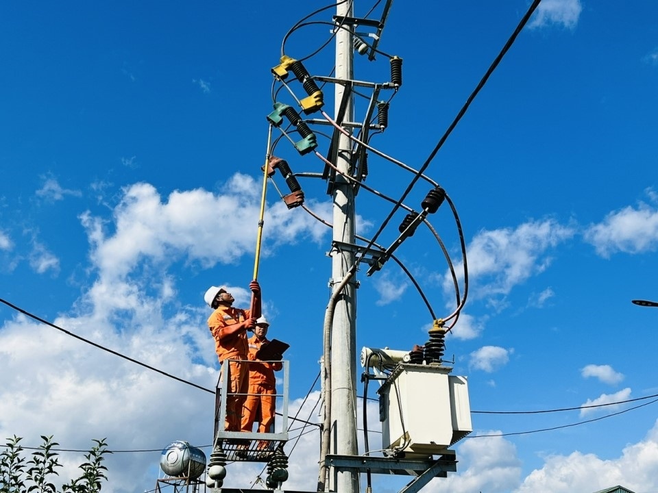 Nhu cầu sử dụng điện tăng mạnh, đặc biệt vào các khung giờ trưa và đầu giờ chiều Nhu cầu sử dụng điện tăng mạnh, đặc biệt vào các khung giờ trưa và đầu giờ chiều